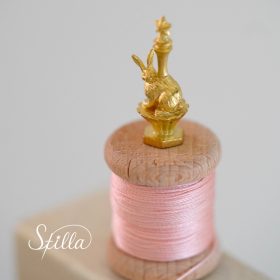 真鍮製糸立て　星の塔を支えるうさぎ　Atelier Stilla